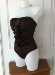 Bruin strapless badpak met drapperie en ruche