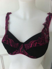 Beugel beha afgezet met fuchsia kleurig kant