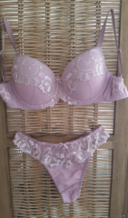 Oud roze lingerie set met cups en beugels