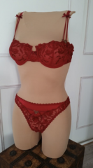 Rode set, altijd mooi! Verwerkt met exclusief kant