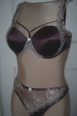 Chique bordeaux rode set met gladde cups en crème kleurig kant