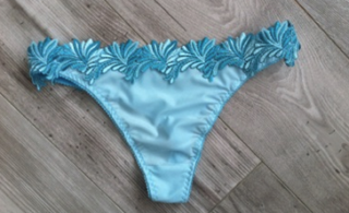 Bijpassende kanten blauwe string