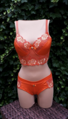 Oranje lingerie set met ingebouwde push up