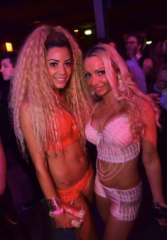 2 dames met setjes ontworpen door Armalei voor Victoria Secret thema feest